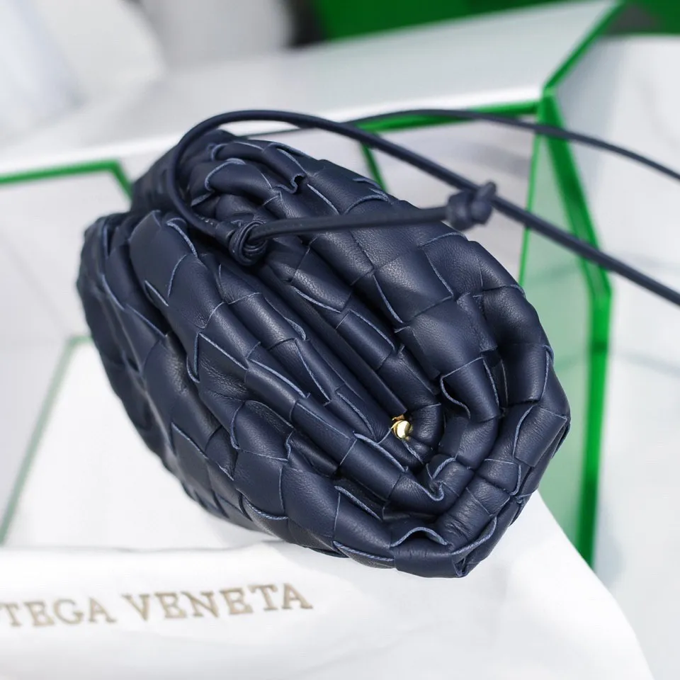 Batch 1260 Real shots👇Large plaid weaving The pouch cloud bag is the first series designed by former Celine designer Daniel Lee after joining BV. The upper body is extremely ecstatic ~ fashionable and classy ~ elegant and concise, lazy and intellectual size: 23*13*8 [Little Cloud Rough Weave#]